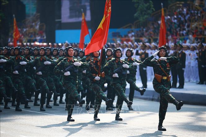 Khối Chiến sĩ Tăng - thiết giáp diễu qua Lễ đài. Ảnh: TTXVN