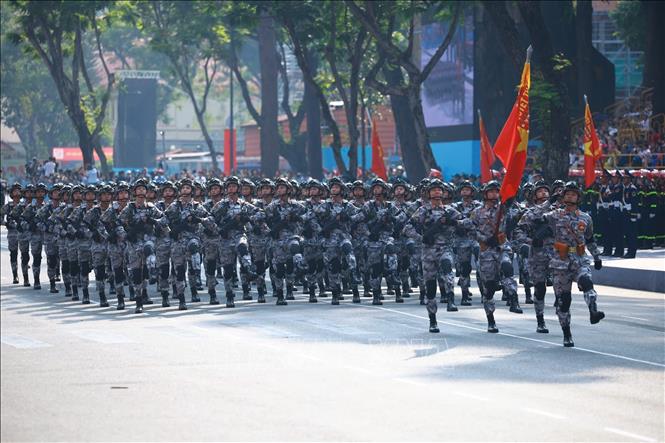 Khối chiến sĩ Đặc nhiệm dù diễu qua Lễ đài. Ảnh: TTXVN