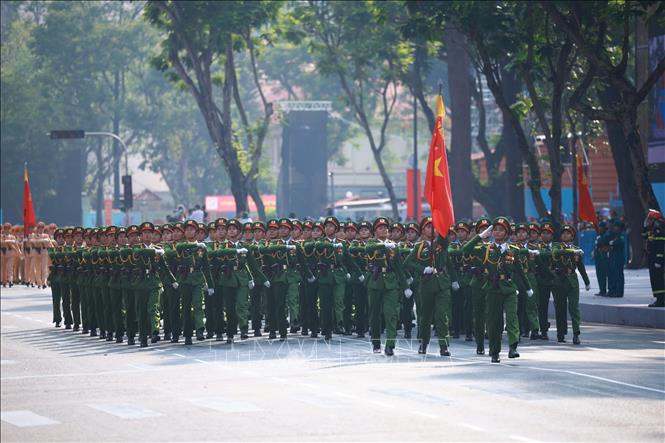 Khối nam Sĩ quan Cảnh sát nhân dân diễu qua Lễ đài. Ảnh: TTXVN