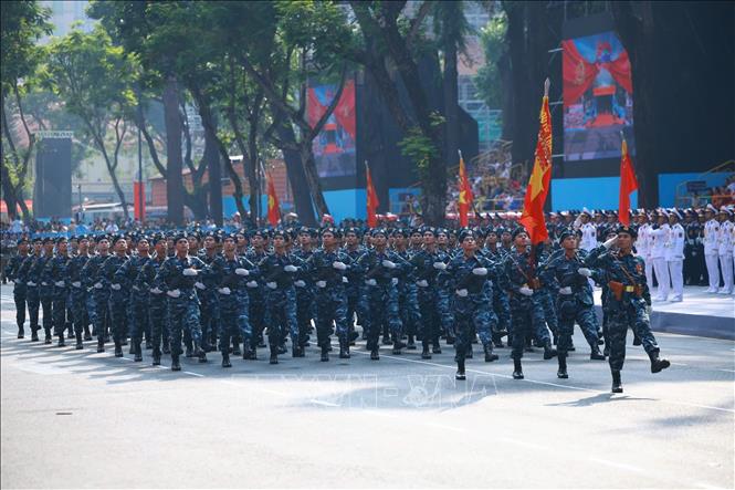 Khối lực lượng Tác chiến không gian mạng diễu qua Lễ đài. Ảnh: TTXVN