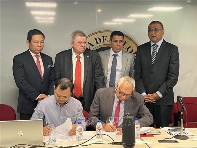Lễ ký Biên bản ghi nhớ (MOU) về việc giới thiệu, quảng bá và phân phối máy nông nghiệp Việt Nam tại thị trường Venezuela và Mỹ Latinh. Ảnh: ĐSQ cung cấp/TTXVN phát
