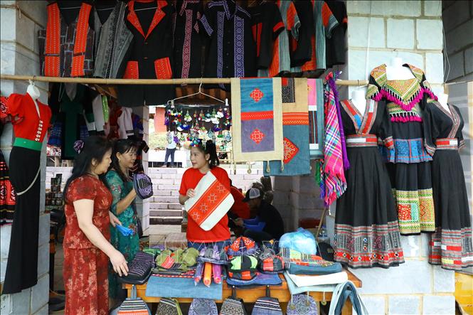 Du Khách tham quan mua sắm tại gian hàng của đồng bào dân tộc Mông tỉnh Lai Châu trong sự kiện. Ảnh: Lê Đông – TTXVN
