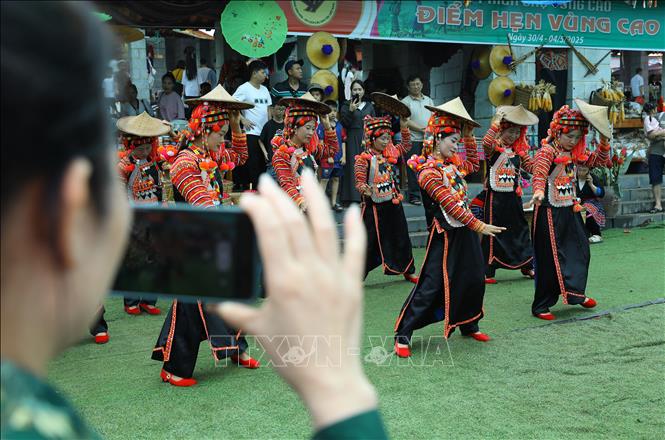 Du khách lưu giữ điệu nhảy truyền thống của đồng bào dân tộc Hà Nhì tại phiên chợ. Ảnh: Lê Đông – TTXVN