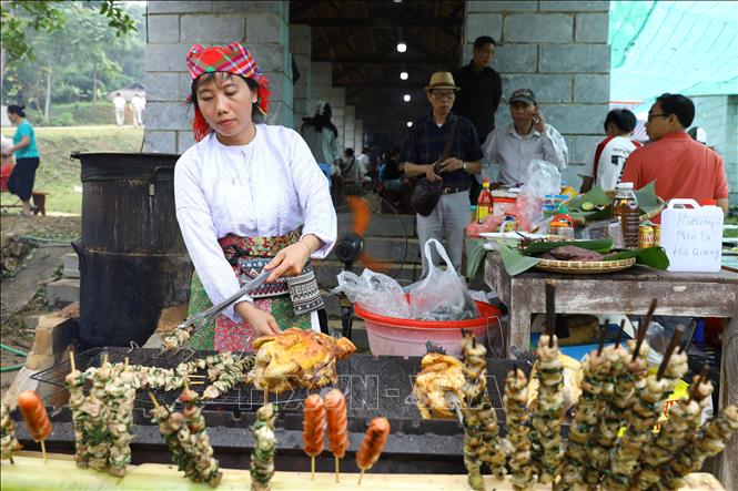 Ẩm thực của đồng bào dân tộc Mông phục vụ khách tham quan tại phiên chợ vùng cao. Ảnh: Lê Đông – TTXVN