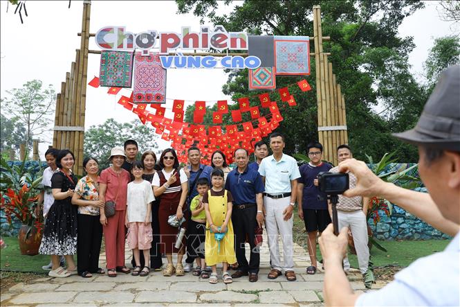 Du khách tham quan, trải nghiệm và lưu giữ kỉ niệm tại Chợ phiên vùng cao. Ảnh: Lê Đông – TTXVN