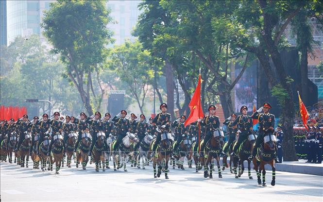 Khối Cảnh sát cơ động kỵ binh diễu qua Lễ đài. Ảnh: TTXVN