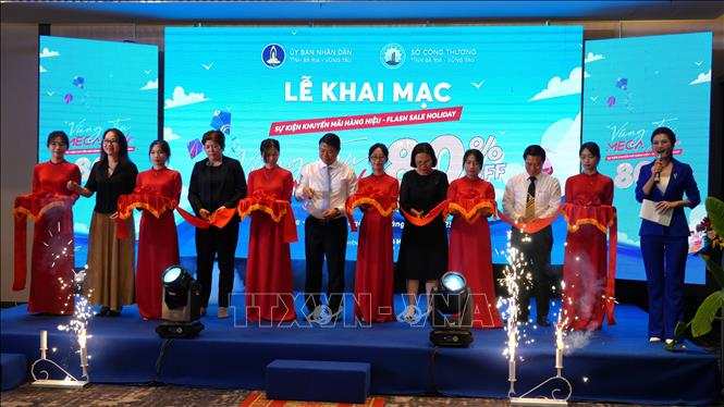 Các đại biểu cắt băng khai mạc sự kiện Khuyến mãi hàng hiệu 2025-Vũng Tàu Mega Sale. Ảnh: Huỳnh Sơn-TTXVN