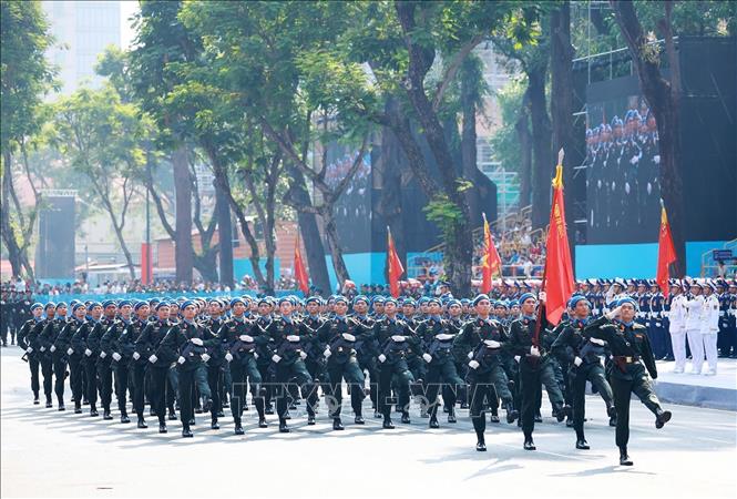 Khối nam Sĩ quan Cảnh sát Gìn giữ hòa bình Liên hợp quốc diễu qua Lễ đài. Ảnh: TTXVN