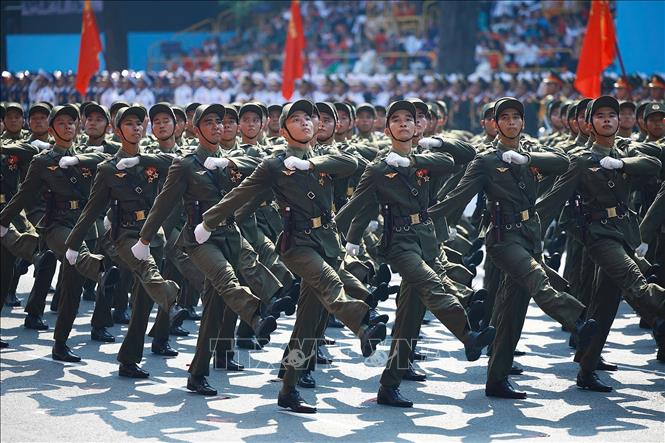 Khối nam Lực lượng tham gia bảo vệ an ninh trật tự ở cơ sở diễu qua Lễ đài. Ảnh: TTXVN