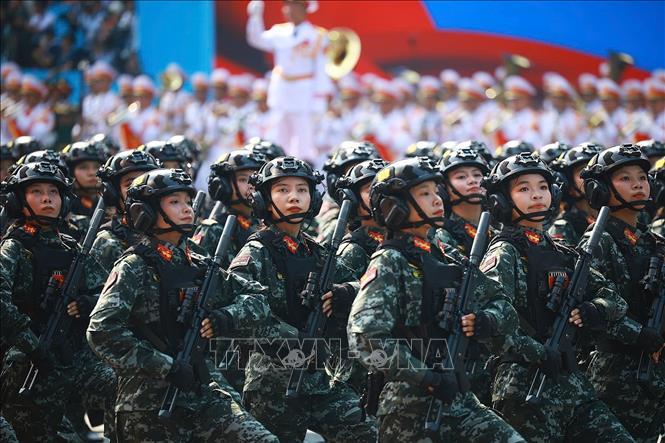 Khối nữ Chiến sĩ Cảnh sát đặc nhiệm diễu qua Lễ đài. Ảnh: TTXVN