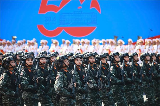 Khối nữ Chiến sĩ Cảnh sát đặc nhiệm diễu qua Lễ đài. Ảnh: TTXVN