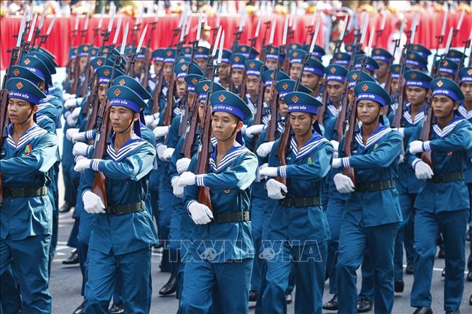 Khối nam Dân quân biển diễu qua Lễ đài. Ảnh: TTXVN