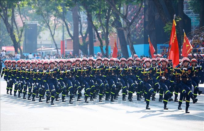 Khối nam sĩ quan Cảnh sát Phòng cháy, chữa cháy diễu qua Lễ đài. Ảnh: TTXVN