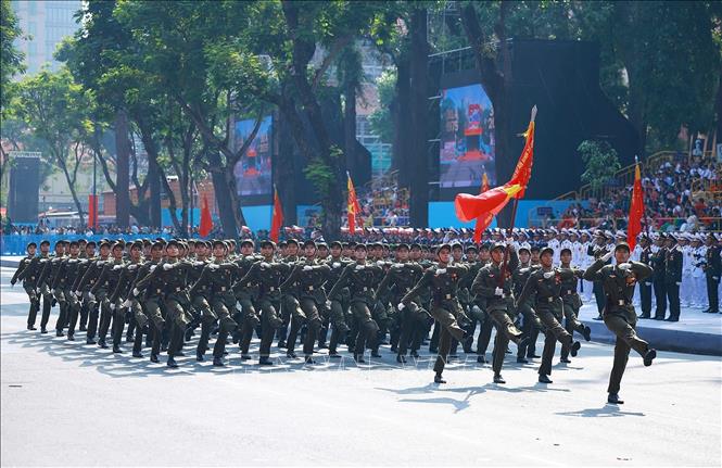 Khối nam Lực lượng tham gia bảo vệ an ninh trật tự ở cơ sở diễu qua Lễ đài. Ảnh: TTXVN