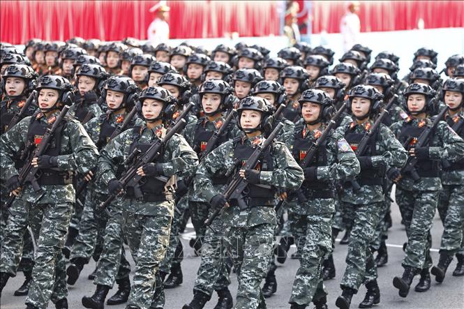 Khối nữ Chiến sĩ Cảnh sát đặc nhiệm diễu qua Lễ đài. Ảnh: TTXVN