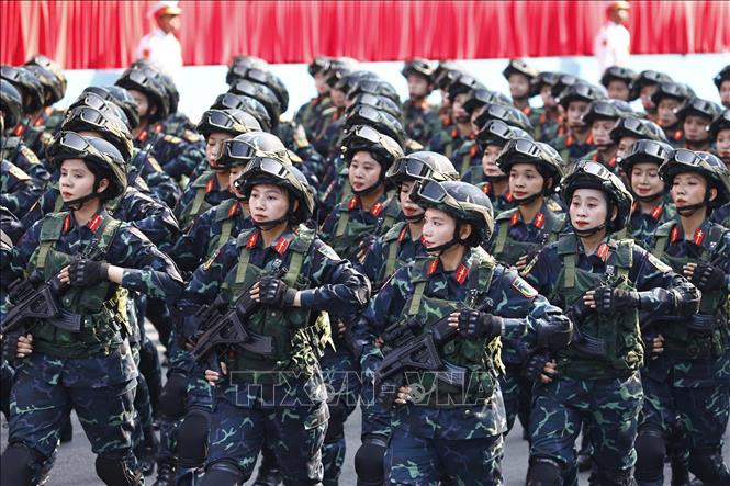 Khối nữ Chiến sĩ Biệt động diễu qua Lễ đài. Ảnh: TTXVN
