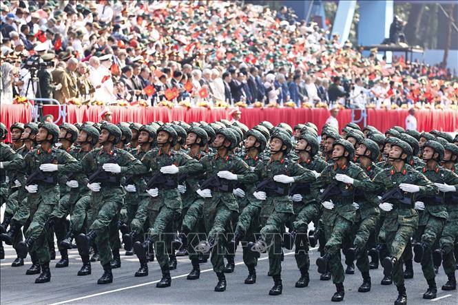 Khối Chiến sĩ Lục quân diễu qua Lễ đài. Ảnh: TTXVN