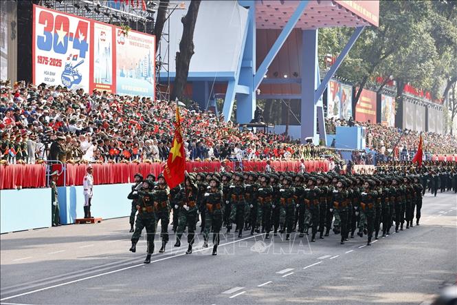 Khối nữ Sĩ quan Thông tin diễu qua Lễ đài. Ảnh: TTXVN