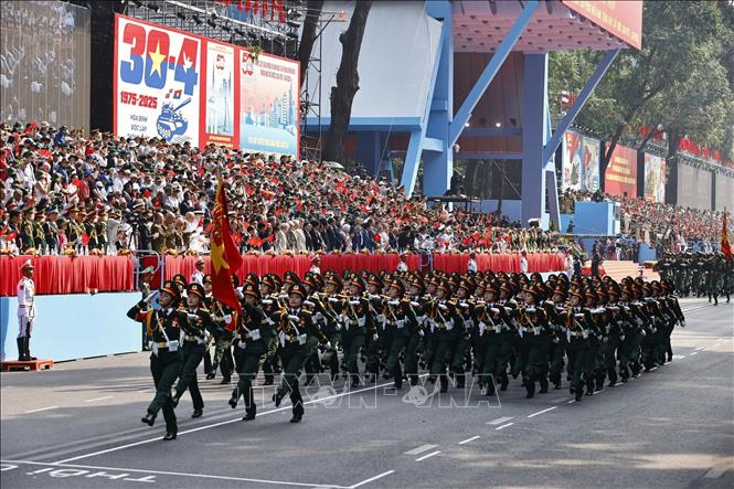 Khối nữ Sĩ quan Quân y diễu qua Lễ đài. Ảnh: TTXVN