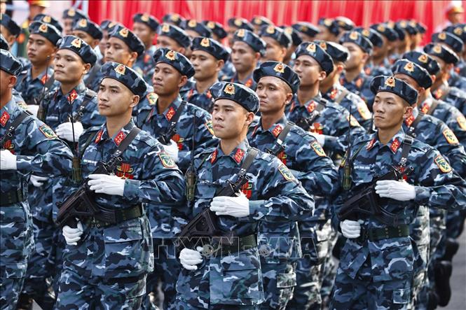 Khối lực lượng Tác chiến không gian mạng diễu qua Lễ đài. Ảnh: TTXVN