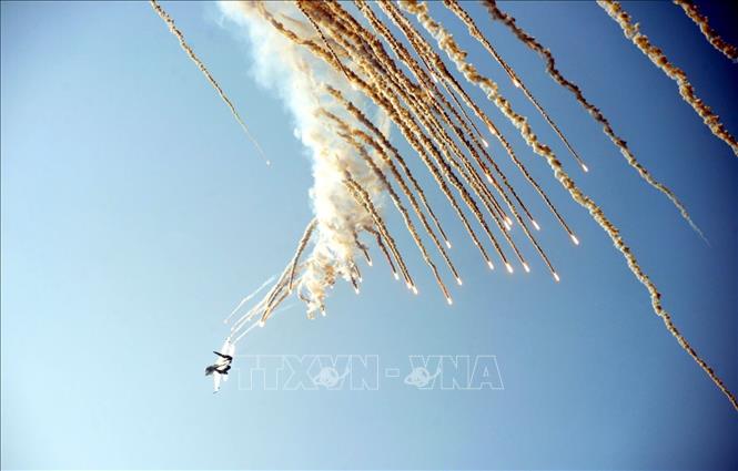 Màn trình diễn phun bẫy nhiệt của máy bay tiêm kích Su-30MK2. Ảnh: Mạnh Linh - TTXVN