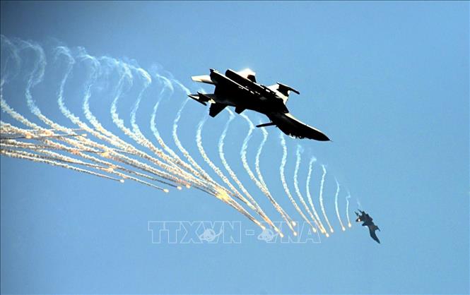 Màn trình diễn phun bẫy nhiệt của máy bay tiêm kích Su-30MK2. Ảnh: Mạnh Linh - TTXVN