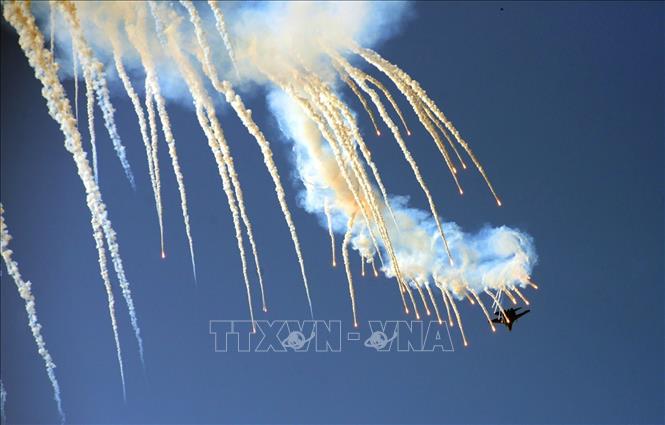Màn trình diễn phun bẫy nhiệt của máy bay tiêm kích Su-30MK2. Ảnh: Mạnh Linh - TTXVN