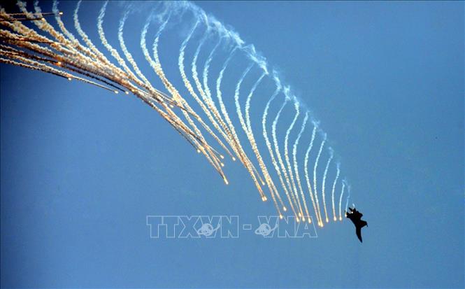 Màn trình diễn phun bẫy nhiệt của máy bay tiêm kích Su-30MK2. Ảnh: Mạnh Linh - TTXVN