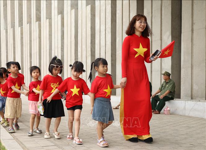 Nhiều em nhỏ háo hức được đến tham quan Bảo tàng Lịch sử Quân sự Việt Nam. Ảnh Thành Phương – TTXVN