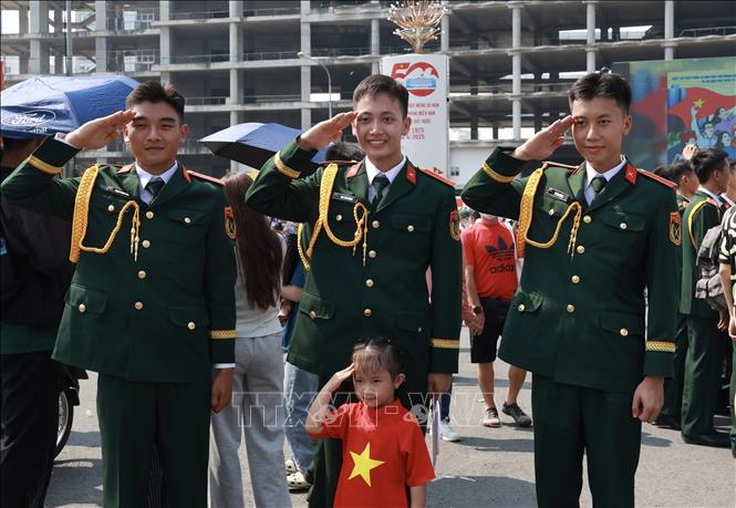 Soldiers and people take photos after the parade. VNA Photo
