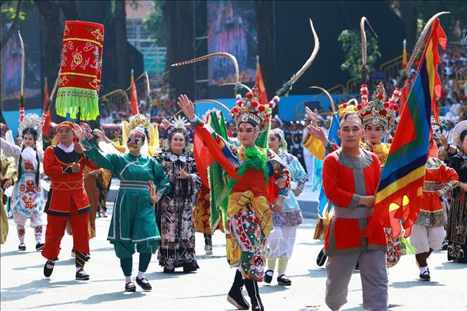  Khối Văn nghệ sĩ tham gia diễu hành. Ảnh: TTXVN