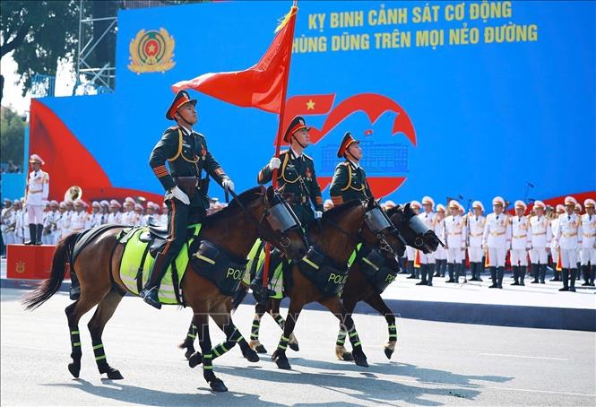  Khối Cảnh sát cơ động kỵ binh diễu qua Lễ đài. Ảnh: TTXVN