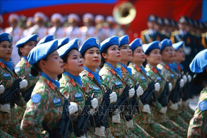 Khối nữ Gìn giữ hòa bình diễu qua Lễ đài. Ảnh: TTXVN