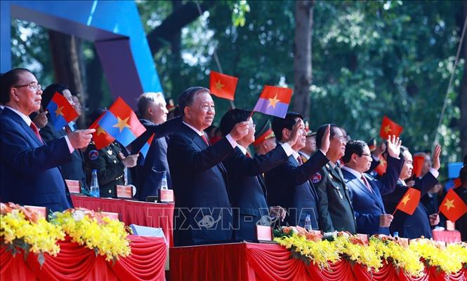  Tổng Bí thư Tô Lâm và các đại biểu theo dõi màn diễu binh, diễu hành từ trên lễ đài. Ảnh: TTXVN