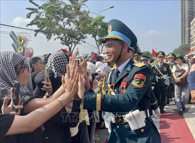  Các chiến sĩ giao lưu với người dân sau khi kết thúc diễu binh, diễu hành. Ảnh: Hương Giang - TTXVN