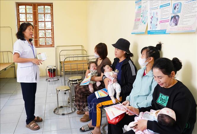 Cán bộ y tế tuyên truyền về lợi ích của tiêm vaccine phòng bệnh sởi tại trạm y tế phường Cổ Thành thành phố Chí Linh, tỉnh Hải Dương. Ảnh: Tiến Vĩnh – TTXVN