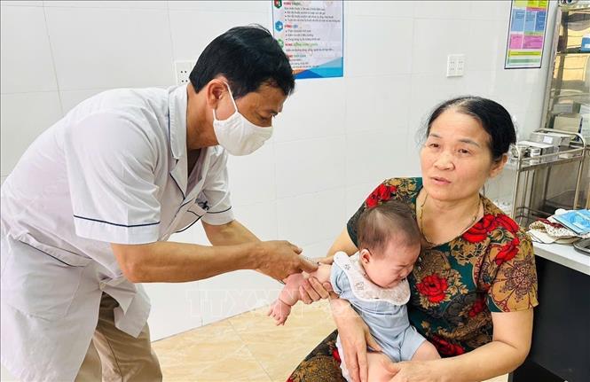 Trẻ được tiêm vaccine phòng bệnh sởi tại Trạm y tế thị trấn Lai Cách, huyện Cẩm Giàng, tỉnh Hải Dương. Ảnh: Tiến Vĩnh – TTXVN