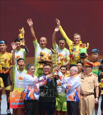 Phó Bí thư Thường trực Thành ủy TP. Hồ Chí Minh Nguyễn Phước Lộc (bên trái) trao cúp vô địch đồng đội cho đội Tập đoàn Lộc Trời An Giang. Ảnh: Thanh Vũ-TTXVN
