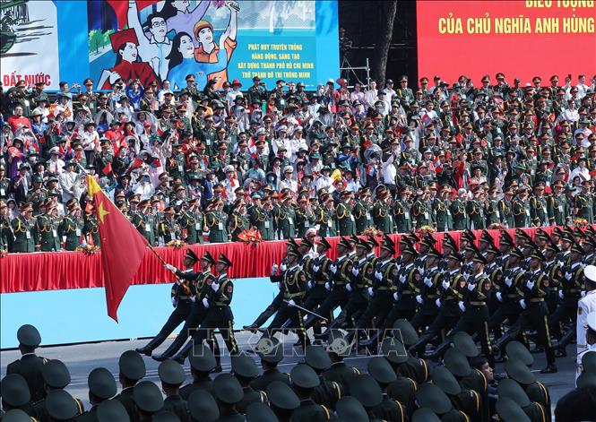  Khối Quân Giải phóng nhân dân Trung Quốc diễu qua Lễ đài. Ảnh: TTXVN