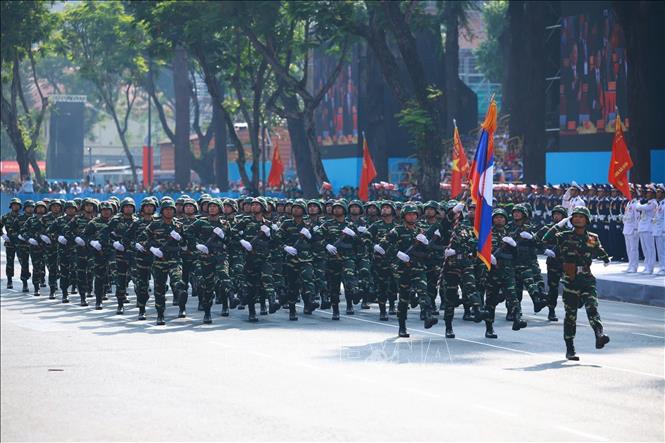  Khối Quân đội nhân dân Lào diễu qua Lễ đài. Ảnh: TTXVN