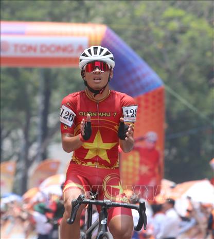 Các tay đua trên đường về đích đến Hội trường Thống nhất Thành phố Hồ Chí Minh trưa 30/4/2025. Ảnh: Thanh Vũ-TTXVN
