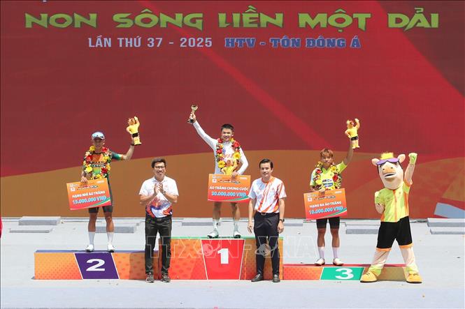 Lãnh đạo Thành phố Hồ Chí Minh trao áo trắng chung cuộc cho tay đua Phạm Lê Xuân Lộc (Quân khu 7). Ảnh: Thanh Vũ-TTXVN