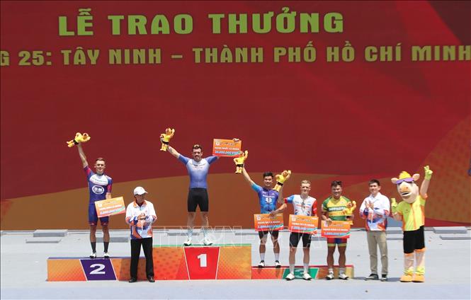 Đại diện Ban tổ chức trao giải nhất, nhì, ba cho các tay đua đạt thành tích cao chặng cuối từ tỉnh Tây Ninh về TP. Hồ Chí Minh. Ảnh: Thanh Vũ-TTXVN
