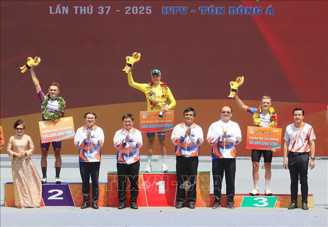 Lãnh đạo Thành phố Hồ Chí Minh trao áo vàng chung cuộc cho tay đua Mikhail Fokin (Tập đoàn Lộc Trời An Giang). Ảnh: Thanh Vũ-TTXVN