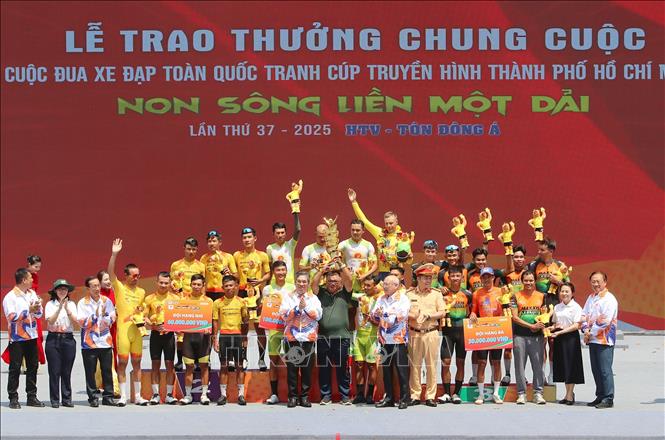 Phó Bí thư Thường trực Thành ủy TP. Hồ Chí Minh Nguyễn Phước Lộc  (giữa) trao cúp vô địch đồng đội cho đội Tập đoàn Lộc Trời An Giang. Ảnh: Thanh Vũ-TTXVN
