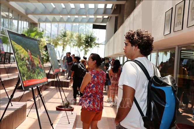 A photo exhibition is inaugurated at the UNAM’s library. VNA Photo