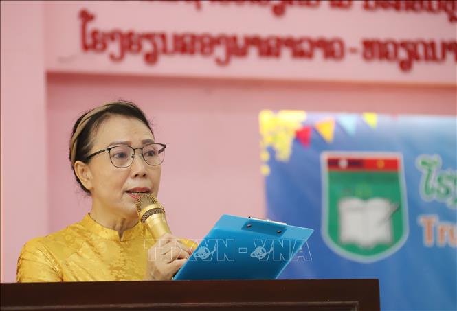 Hiệu trưởng Trường song ngữ Lào-Việt Nam Nguyễn Du Nguyễn Thị Thanh Hương phát biểu chia sẻ với học sinh về truyền thống vẻ vang của dân tộc Việt Nam. Ảnh: Xuân Tú - PV TTXVN tại Lào