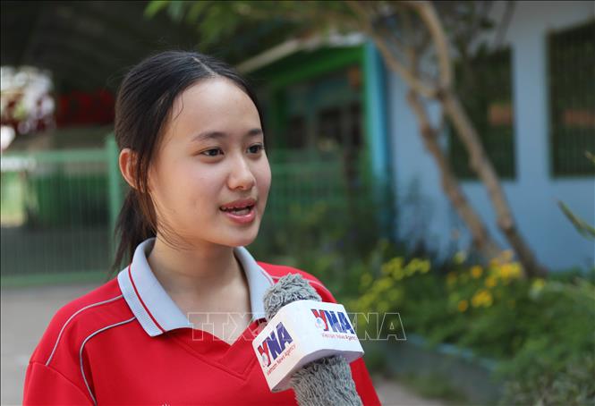 Em Namthip Keovongphet, học sinh người Lào ở Trường song ngữ Lào-Việt Nam Nguyễn Du, chia sẻ cảm nhận. Ảnh: Xuân Tú - PV TTXVN tại Lào