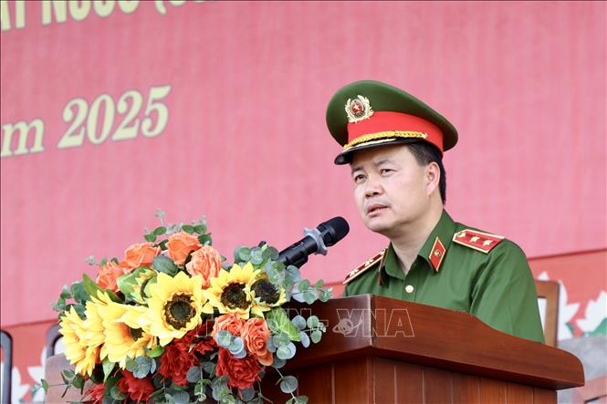 Trung tướng Nguyễn Ngọc Vân, Tư lệnh Cảnh sát cơ động, phó Trưởng Tiểu ban Thường trực tổ chức diễu binh, diễu hành (Bộ Công an) phát biểu tại lễ tổng kết. Ảnh: Lê Xuân-TTXVN