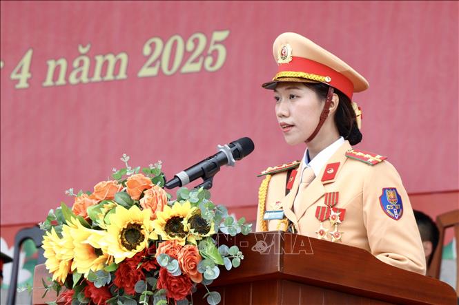 Đại diện học viên tham gia khối diễu binh phát biểu cảm nghĩ sau khi hoàn thành nhiệm vụ tại lễ kỷ niệm. Ảnh: Lê Xuân-TTXVN